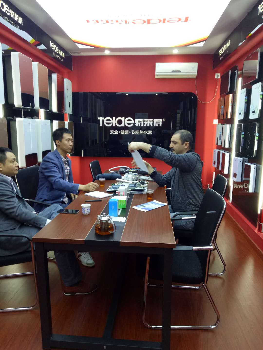 烈歡迎俄羅斯客戶蒞臨我司，恭賀成功簽約！